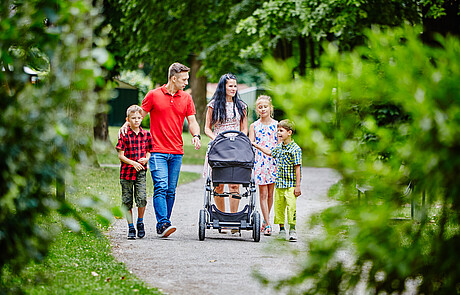 Eltern mit Kindern beim Spazierengehen